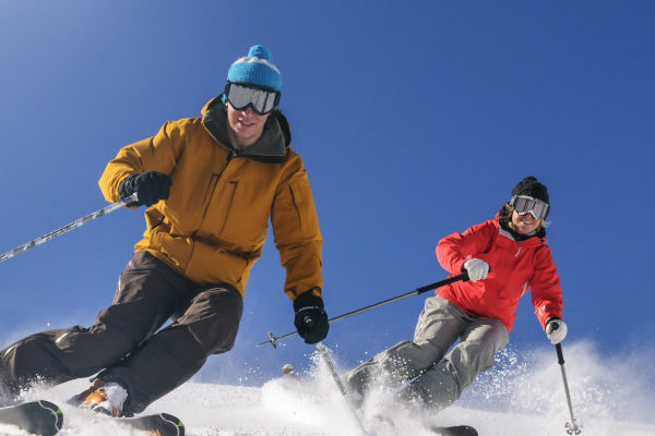 2 Skifahrer auf der Piste